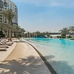 Qua Serenity Poolside With Community Views